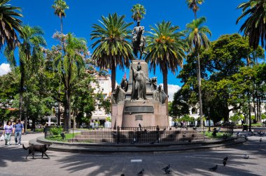 Salta'nın Merkez plaza heykeli ile palmiye ağaçları, Arjantin