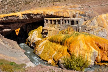 muhteşem puente del Inca kalıntıları Şili ve Arjantin
