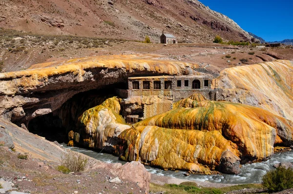 Wunderschöne Ruinen der Puente del Inca zwischen Chile und Argentinien — Stockfoto