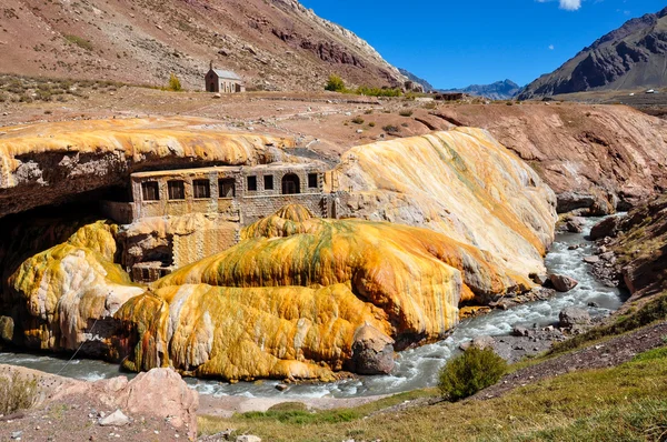 Hermosas ruinas del Puente del Inca entre Chile y Argentina —  Fotos de Stock