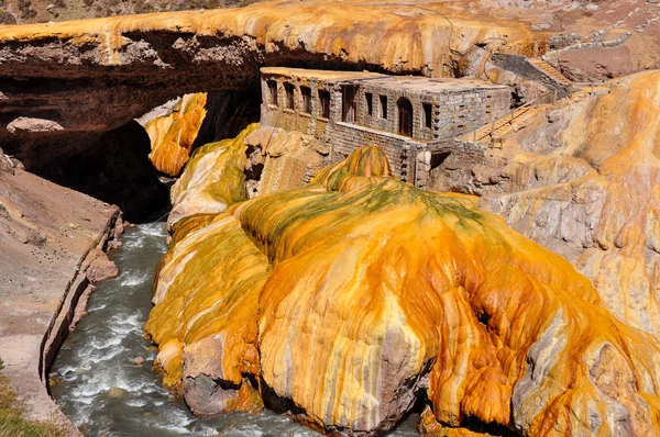 Prachtige puente del inca ruïnes tussen Chili en Argentinië — Stockfoto