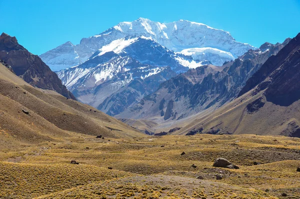 Aconcagua Milli Parkı'nın manzaralar arasında Şili ve argent — Stok fotoğraf