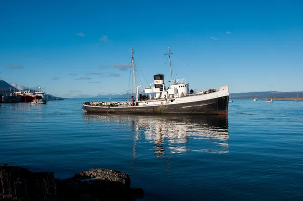Oude boot in tierra del fuego, Zuid-Argentinië — Stockfoto