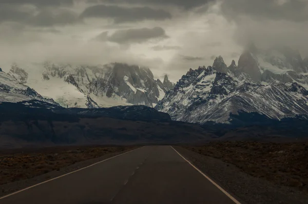 Oscuridad que invade el Fitz Roy, Argentina — Foto de Stock