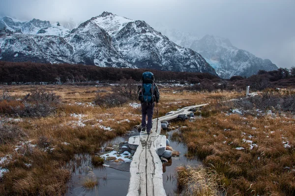 Trekker içinde fitz roy iz, Güney Arjantin — Stok fotoğraf