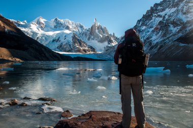 cerro torre, fitz güzel manzaranın tadını trekker roy, arg