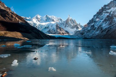 donmuş göl yansıma cerro torre, fitz roy, Arjantin