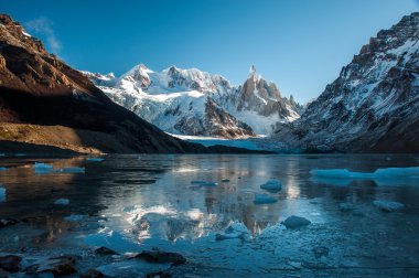 donmuş göl yansıma cerro torre, fitz roy, Arjantin