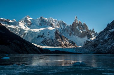 donmuş göl yansıma cerro torre, fitz roy, Arjantin