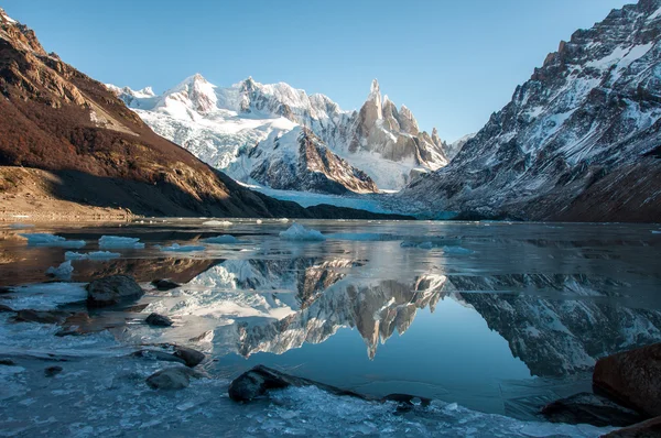 Bevroren meer reflectie op de cerro torre, fitz roy, Argentinië — Stockfoto