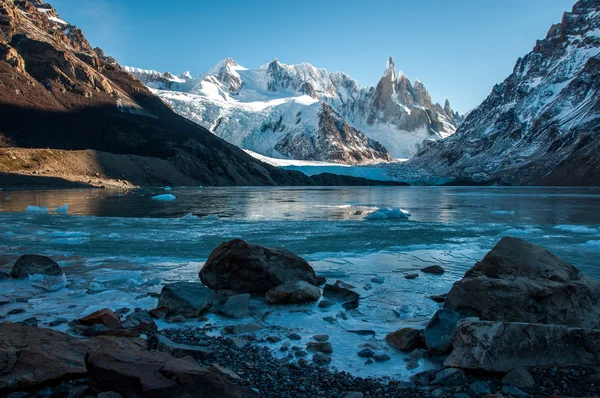 Spiegelung des gefrorenen Sees am cerro torre, fitz roy, Argentinien — Stockfoto