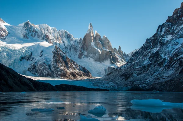 Bevroren meer reflectie op de cerro torre, fitz roy, Argentinië — Stockfoto