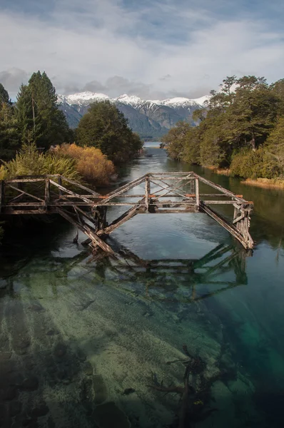 Gamla träbro på sju sjöar road, argentina — Stockfoto