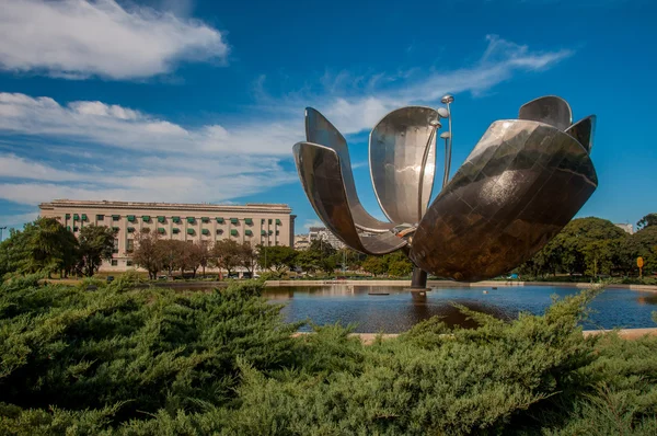 Giant flower (Floralis Generica) in Buenos Aires, Argentina — Stock Photo, Image