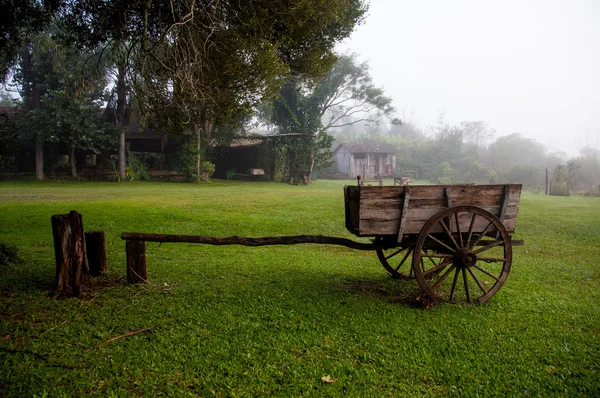 Oude houten strijdwagen in landschap van misiones, Argentinië — Stockfoto