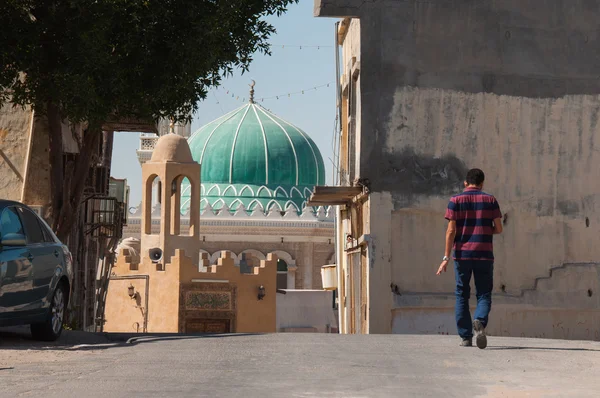 Orang berjalan di jalan-jalan Tarout, Arab Saudi — Stok Foto