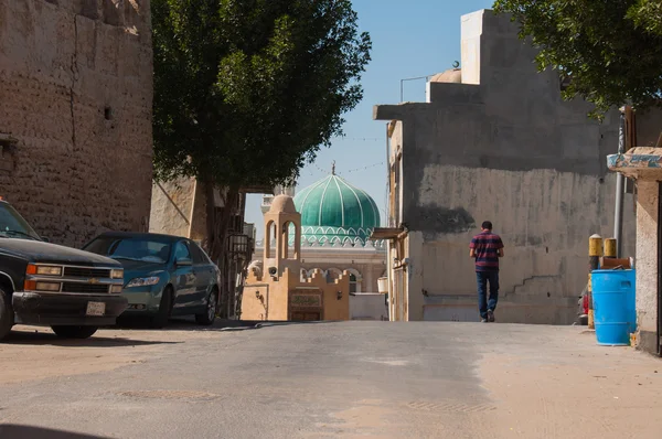 Férfi sétált az utcán a Tarout, Szaúd-Arábia — Stock Fotó