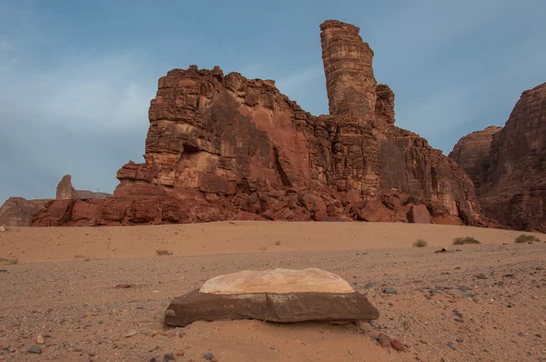 Kaya oluşumları Al-Ula Suudi Arabistan çöllerinde içinde — Stok fotoğraf