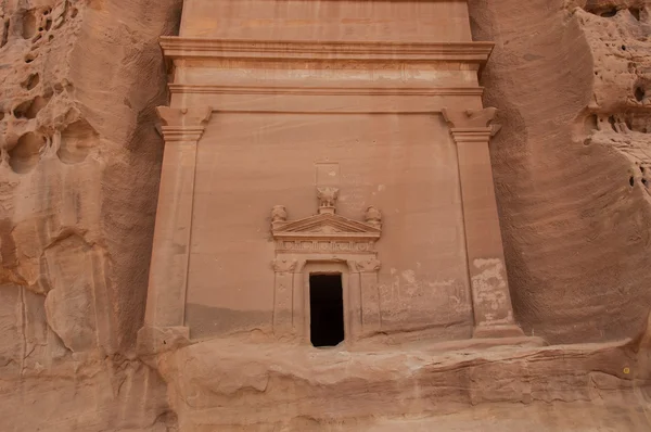 Tumba nabatea en el yacimiento arqueológico de Madaín Saleh, Arabia Saudita — Foto de Stock