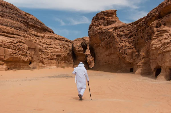 Saudian walking in Madaîn Saleh archeological site, Saudi Arabi — Stock Photo, Image