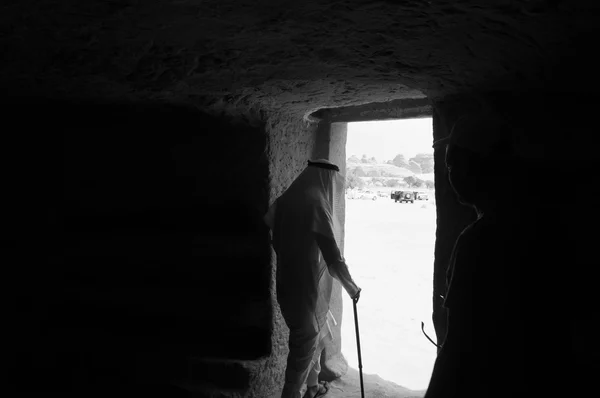 Saudian inside a Nabatean tomb in Madaîn Saleh archeological si — 图库照片