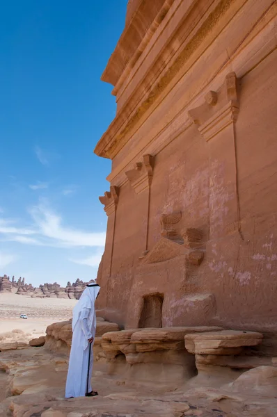 Saudian outside a Nabatean tomb in Madaîn Saleh archeological s — Zdjęcie stockowe