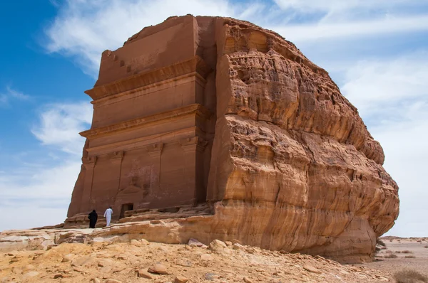 Cuplu care intră într-un mormânt nabatean în Madain Saleh arheologic s — Fotografie, imagine de stoc