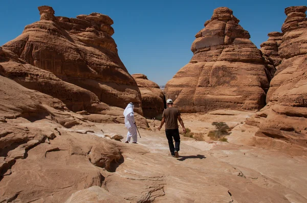 Saudian walking on top of rock formations, Saudi Arabia — Stock Photo, Image