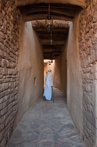 Saudian walking inside the walls of Al-Ula Old City, Saudi Arabi — Stock Photo, Image