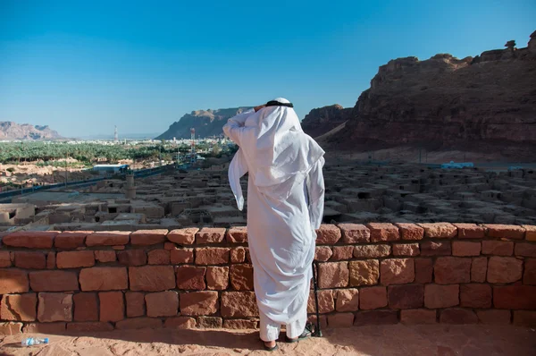 Saudian mit blick auf die alte stadt al ula, saudi arabien — Stockfoto