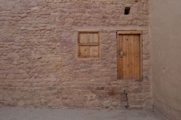 Alte tür in der alten stadt al ula, saudi arabien — Stockfoto