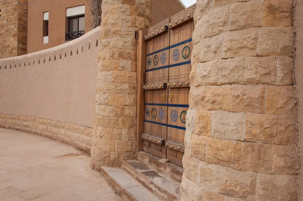 Bella porta scolpita a Riyadh, Arabia Saudita — Foto Stock