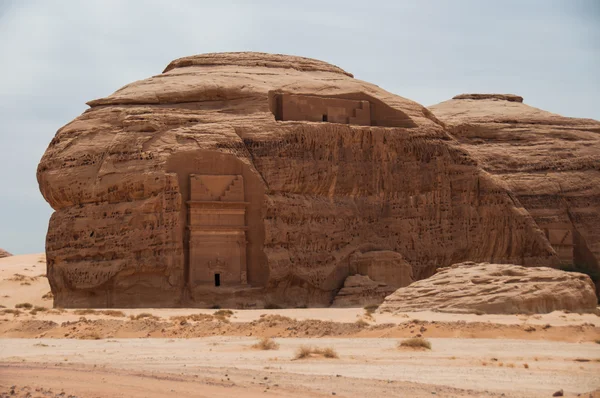 Nabateanska grav i Madaîn Saleh arkeologiska platsen, Saudiarabien Royaltyfria Stockfoton
