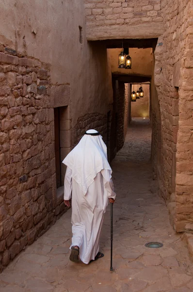 Saudiano caminhando dentro das muralhas de Al-Ula Old City, Arábia Saudita Imagem De Stock