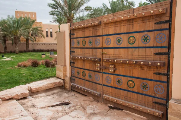 Bela porta esculpida em Riade, Arábia Saudita Fotografias De Stock Royalty-Free