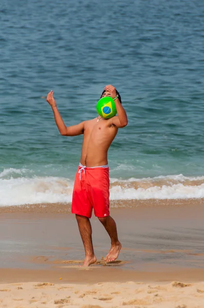 Βραζιλίας παιδί juggling με ποδόσφαιρο, Copacabana, Ρίο ντε Τζανέιρο — Φωτογραφία Αρχείου