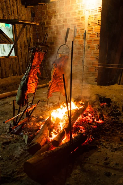 巴西烧烤也称为巴西烧烤烧烤一直由印第安人混血儿，巴西 免版税图库照片