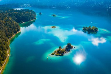 Eibsee Gölü 'nün havadan görünüşü, turkuaz sudaki küçük adalar.