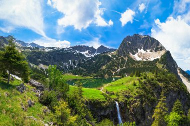 Aşağı Geisalpsee 'nin Allgu yüksek Alpleri' ndeki yürüyüş cennetindeki panoramik manzarası, yaz günü.