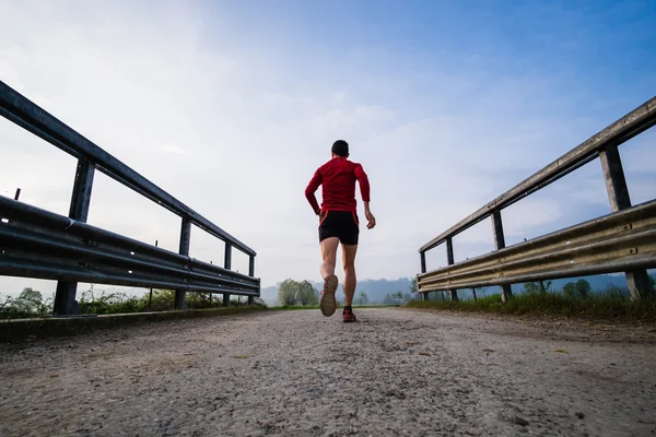 Man running in the country early in the morning — Stock Photo, Image