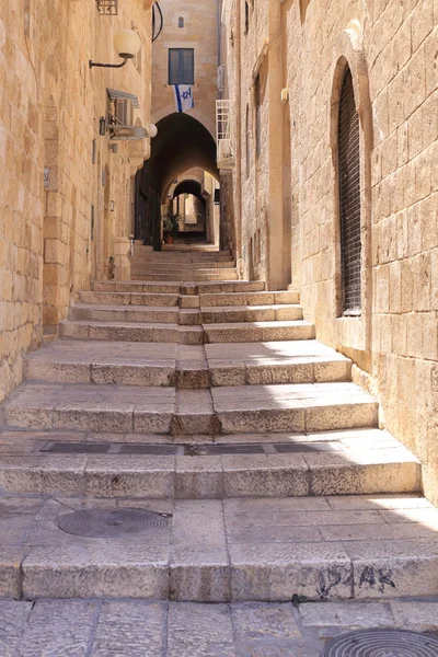 Smal straatje in Joodse kwart Jeruzalem — Stockfoto