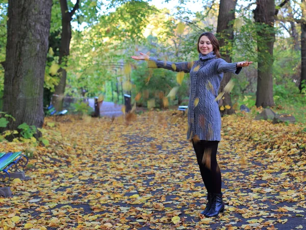 Mujer alegre disfrutando del día de otoño en el parque —  Fotos de Stock