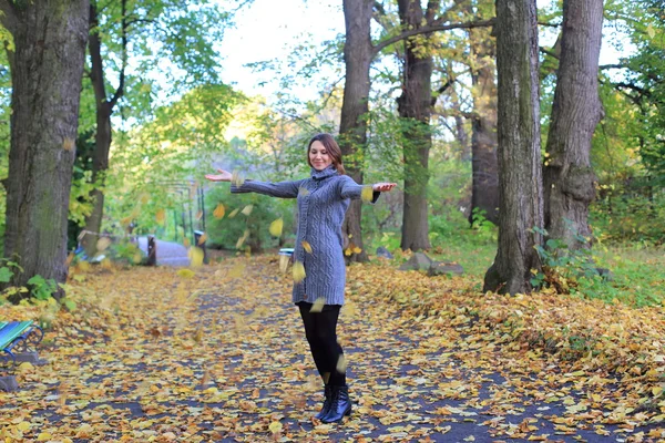 Mujer alegre disfrutando del día de otoño en el parque —  Fotos de Stock