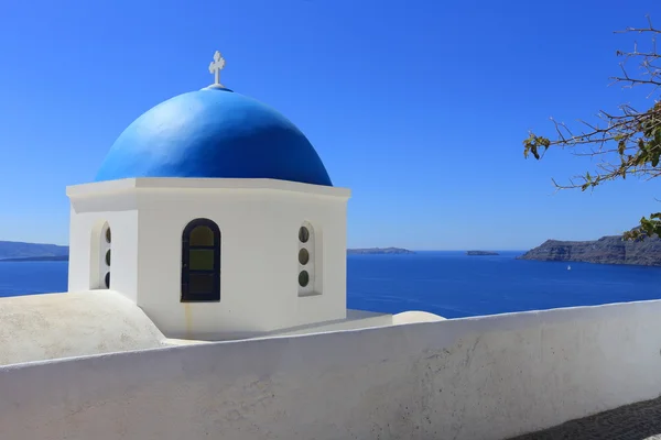 Blue-domed churches in Santorini, Greece — Stock Photo, Image