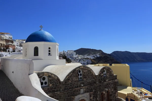 Blue-domed churches in Santorini, Greece — Stock Photo, Image