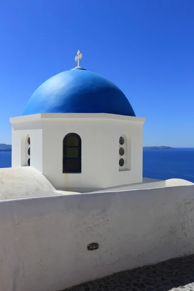 Igrejas de cúpula azul em Santorini, Grecia Fotos De Bancos De Imagens Sem Royalties