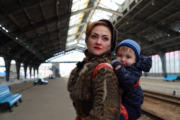 Viajes madre e hijo por ferrocarril —  Fotos de Stock