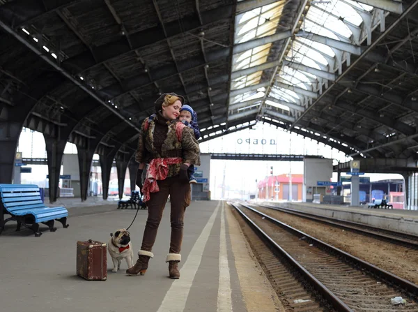 Maman avec son fils et son chien voyagent en train — Photo