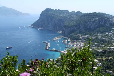 Capri adasının panoramik görüntüsü