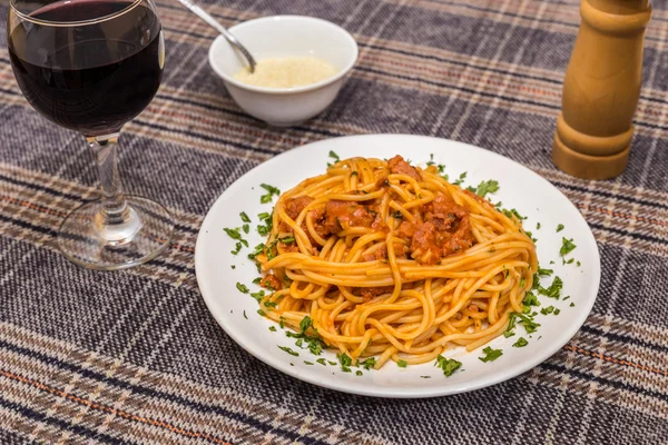 Klasyczne spagetti bolognese — Zdjęcie stockowe